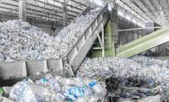 عبوات بلاستيك شفافة نظيفة جاهزة لإعادة التدوير